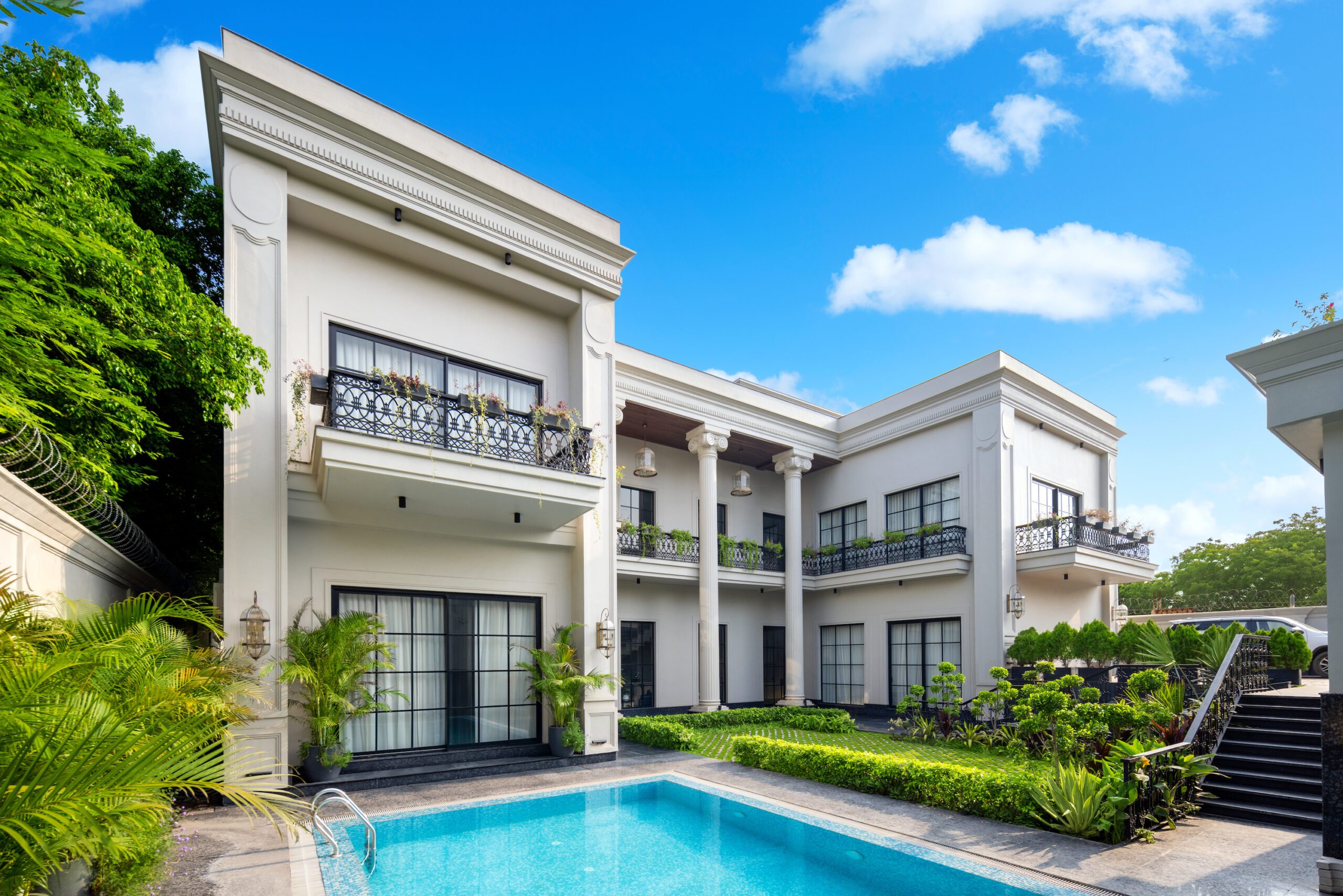 This New Delhi farmhouse is a neoclassical rendezvous that expresses magnificence and grandeur – The Palladio by KVIRAAJ