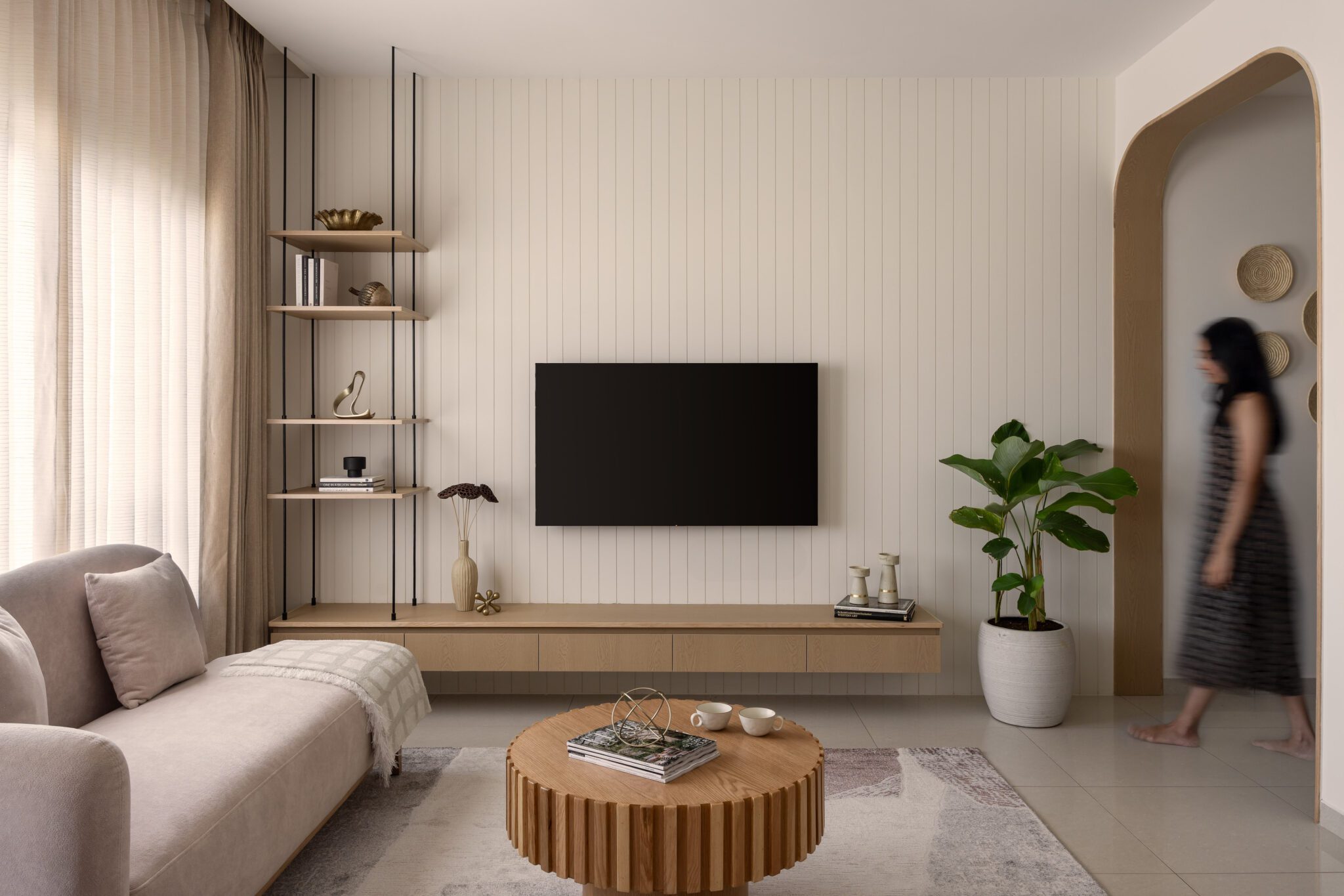 A Bangalore Apartment Where Warmth Unfolds Through Curves and Natural Materials