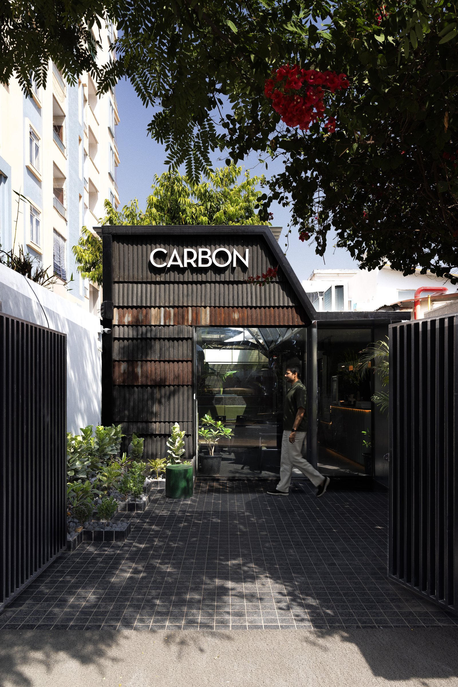 Carbon Coffee: A Monochromatic Café Rooted in Material Expression